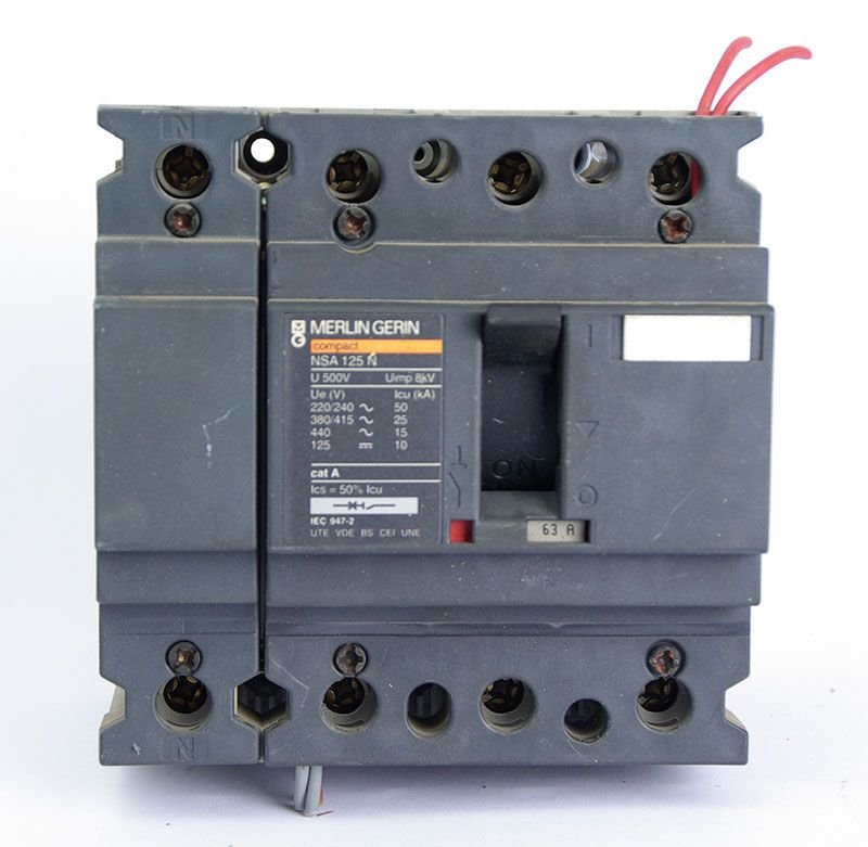 Automático De 4 Polos Merlin Gerin 63a Con Bobina De Disparo - Zuendo